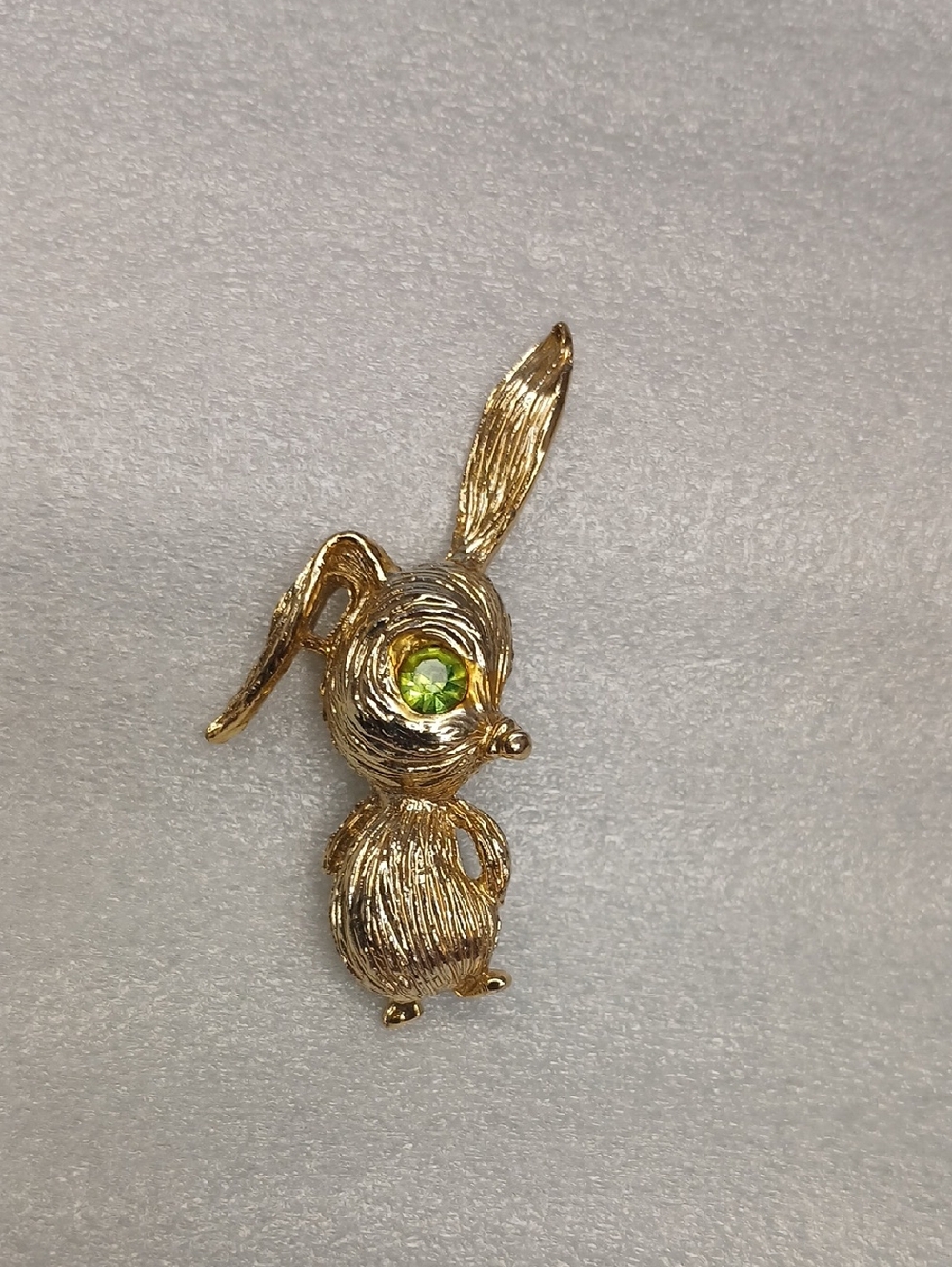 Vintage Textured Gold Tone Bunny Rabbit Brooch Green Rhinestone Eye
